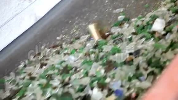 回收设施中的玻璃废物机器中的玻璃颗粒视频的预览图