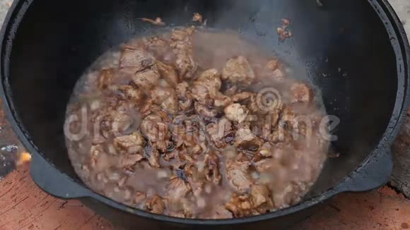皮拉夫皮劳普洛夫米饭和肉在锅里烹饪工艺视频的预览图