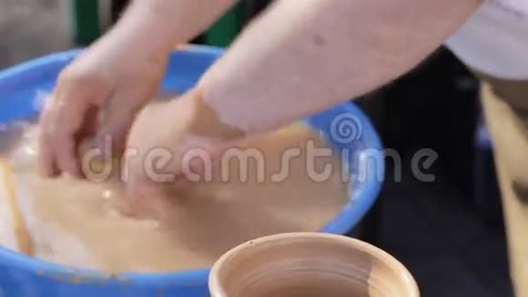 陶工在陶轮上做陶罐视频的预览图