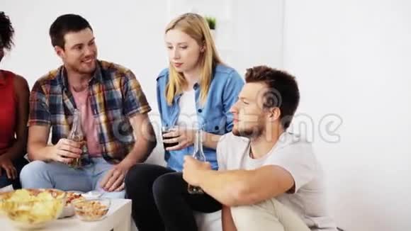 有饮料和零食的朋友在家聊天视频的预览图