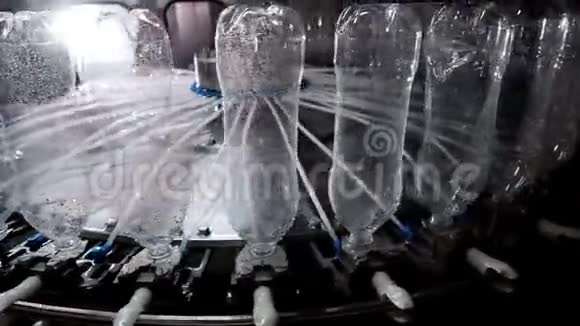 工厂自动输送线上塑料瓶的生产视频的预览图