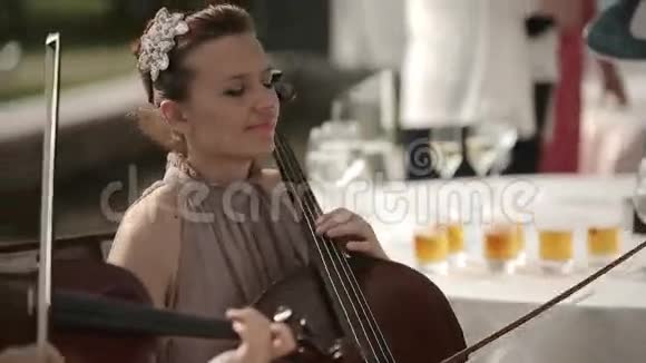 音乐四重奏在四重奏小提琴手中演奏大提琴的女孩中弹视频的预览图