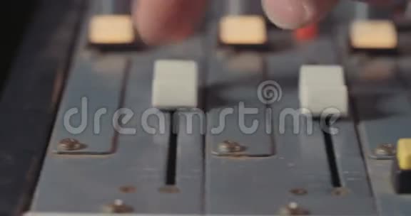 音响工程师在录音室调整混合控制台视频的预览图