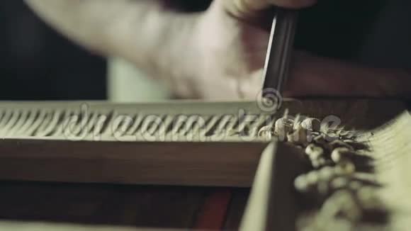 Joiner用弯曲的凿子在木制工件上做缺口视频的预览图