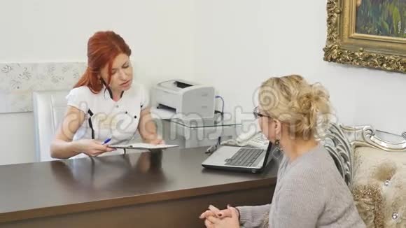医生向她的女病人解释诊断视频的预览图