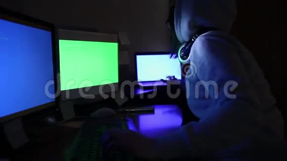 黑客女孩在电脑上工作视频的预览图
