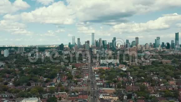 在一个大都市城市建立住宅区的空中拍摄视频的预览图