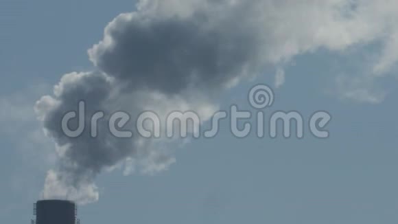 从工厂烟囱冒出的烟雾造成空气污染视频的预览图