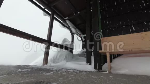 山上的暴风雪塔特拉山上的山屋视频的预览图