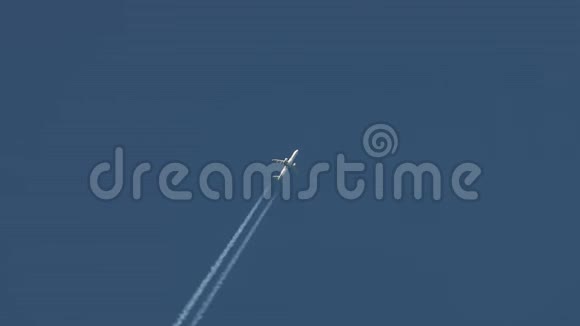在蓝天中巡航高度的客机视频的预览图