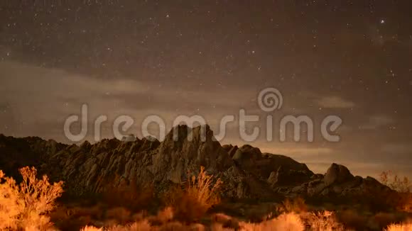 夜晚的沙漠景观视频的预览图