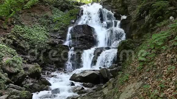 湍急的山涧和瀑布视频的预览图