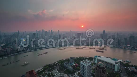上海日落交通货物河湾屋顶全景4k时间流逝中国视频的预览图