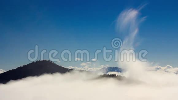 自然的天空和云层背景云层覆盖着群山视频的预览图