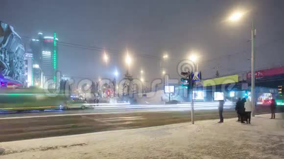 市区冬天的4K时间流逝视频的预览图