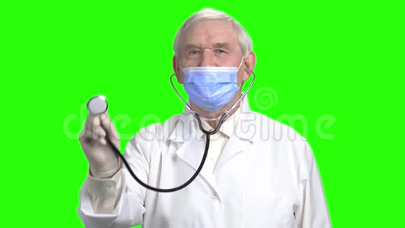 一位老医生拿着听诊器的肖像视频的预览图