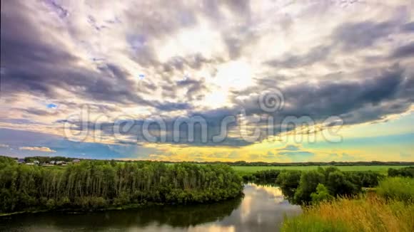 西伯利亚河上美丽的日落视频的预览图