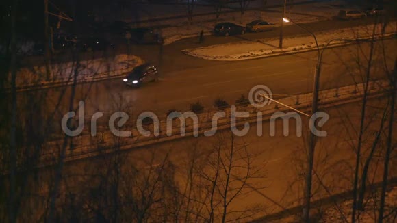 夜城汽车在路上行驶视频的预览图
