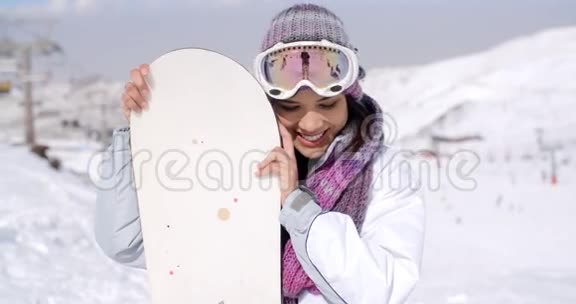 带着她的滑雪板嘲笑年轻女人视频的预览图