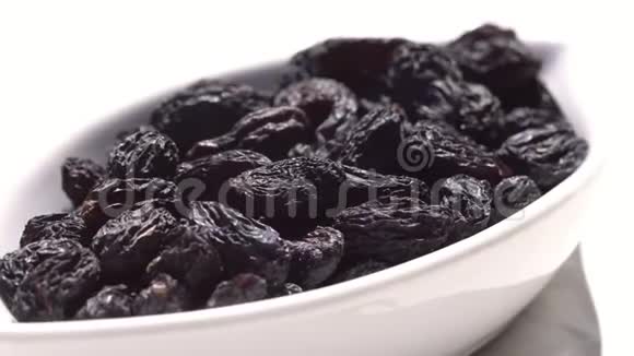 很大程度上是黑葡萄干健康食品干果在一个圆圈里运动4K视频的预览图