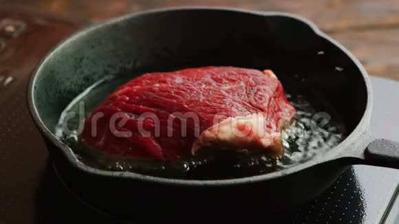 肉煎锅上视频的预览图