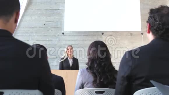 女商人在会议上发言视频的预览图