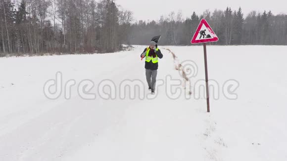 雪天附近路牌旁有雪铲的工人视频的预览图