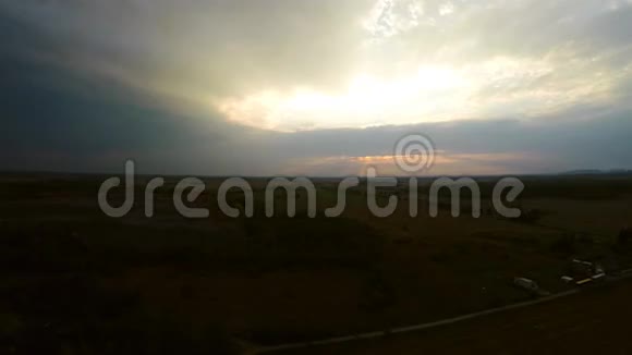 飞过采石场的群山自然景观空中飞艇视频的预览图