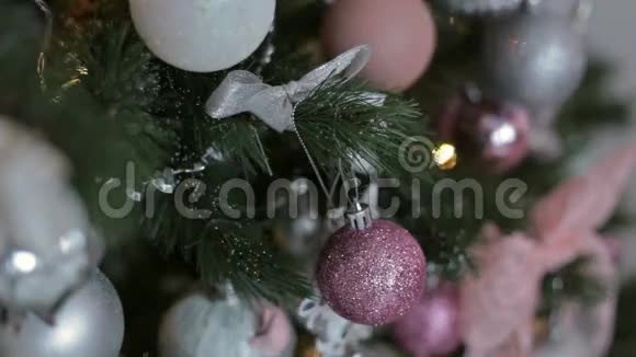 美丽的少女装饰圣诞树视频的预览图