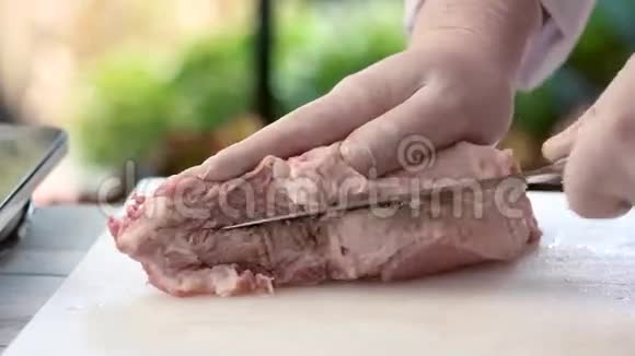 手拿刀切猪肉视频的预览图