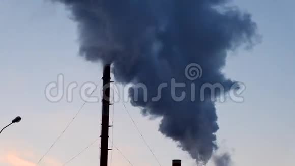 从煤中排出的黑烟和蒸汽视频的预览图