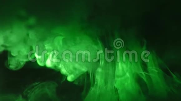 油漆刷放在水里艺术家画了画用浸在液体中的丙烯酸绿色墨水刷真正的云视频的预览图