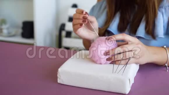 年轻白种人女子手工制作羊毛干毡教程视频的预览图