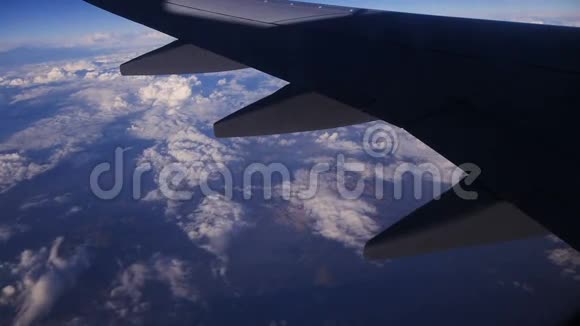 从天空中的蓝天的飞机窗口观看视频的预览图