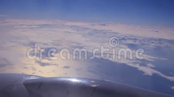 透过天空中蓝天的飞机窗口观看视频的预览图