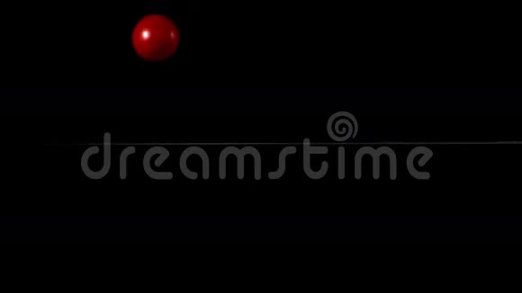 樱桃番茄落在黑色背景的水里视频的预览图