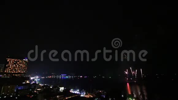 泰国芭堤雅市海滩烟火节视频的预览图