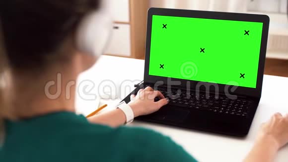 家里有绿色电脑屏幕的女人视频的预览图
