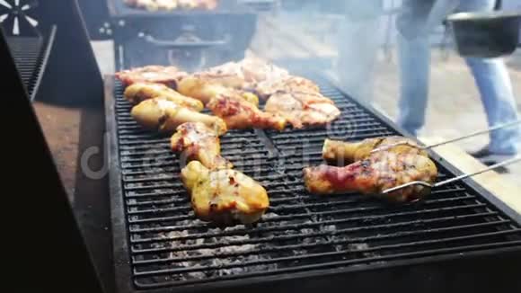 烤架上翻过来的鸡肉肉是用芒果烧烤架炒的烤架上的鸡肉视频的预览图