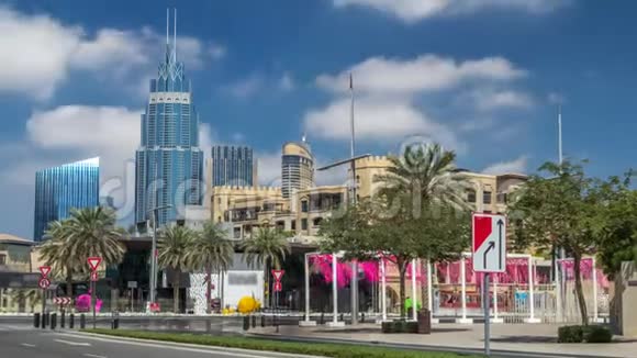 令人惊叹的迪拜天际线时间推移市中心的住宅和商业摩天大楼视频的预览图