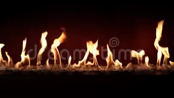 华丽的气氛可爱的令人满意的近距离木炭燃烧缓慢橙色火焰在舒适的原木壁炉视频的预览图