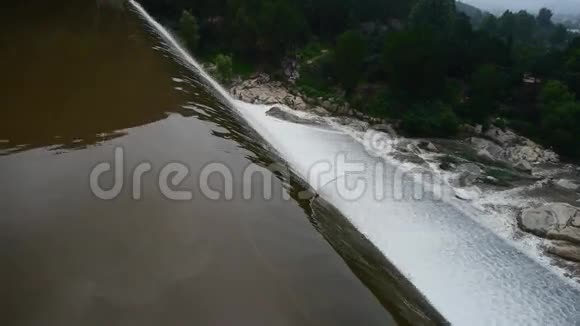 瀑布的顶部景观从大坝泰山喷雾视频的预览图