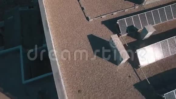 Dran在城镇的工业区上空飞行视频的预览图