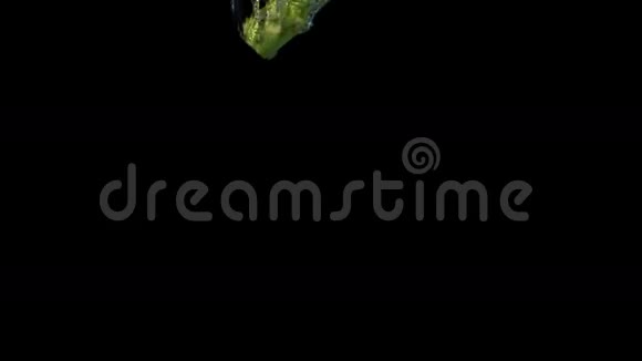 西兰花落在黑色背景的水里视频的预览图