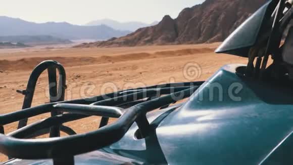 埃及沙漠中的四人自行车视频的预览图