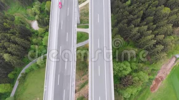 高速公路高架桥的高层景观多层次的山区交通奥地利高速公路视频的预览图