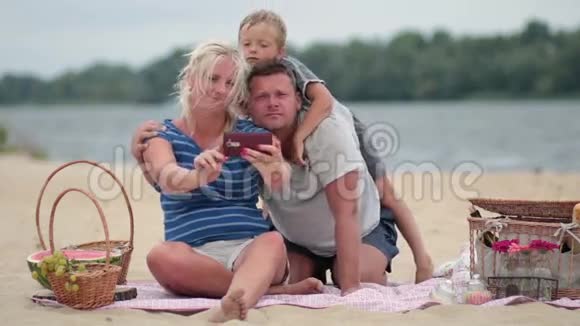 微笑的家庭用电话做自我画像视频的预览图