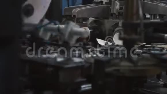 咖啡或茶用纸杯的制造工艺旋转机器部件视频的预览图
