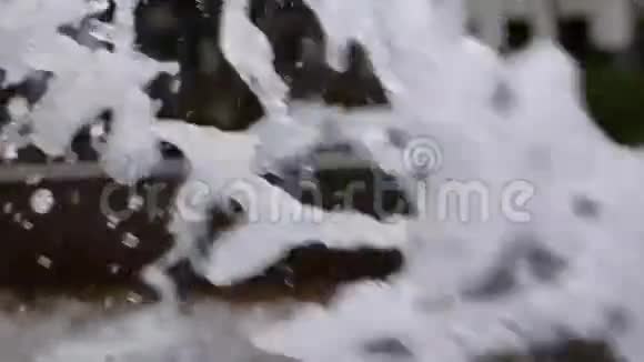 慢速喷泉水滴和飞溅在空气中飞行城市公园喷泉在工作视频的预览图