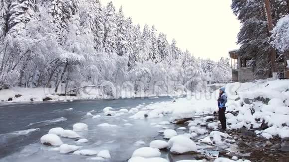 冬天森林里一条山河附近的美女画像视频的预览图